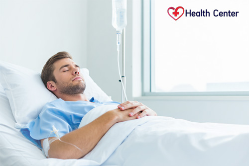 Пациент под капельницей в палате во время восстановления после запоя